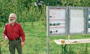 Hans Oppliger informiert über den Chriesi-Sortengarten. (Bild: Heidy Beyeler)