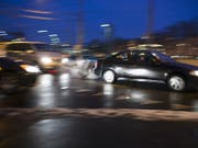 Das Bundesgericht hat einen Autolenker freigesprochen, dem unvermittelt ein Fussgänger vor das Auto lief. (Symbolbild: Gaetan Bally / Keystone)