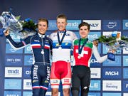 Marc Hirschi (rechts) schafft es wie 2017 an der EM in Dänemark auch an der WM in Innsbruck aufs Podest - heuer steht er allerdings in Podiumsmitte (Bild: KEYSTONE/EPA SCANPIX DENMARK/HENNING BAGGER)