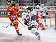 Andrej Bykow erzielt den Siegestreffer für Aussenseiter Fribourg-Gottéron (Bild: KEYSTONE/PETER SCHNEIDER)