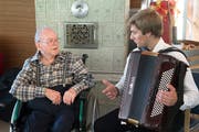 Der junge kanadisch-schweizerische Handorgel-Virtuose Emmanuel Gasser (rechts) trifft erstmals sein Idol, den 95-jährigen ehemaligen Obwaldner Volksmusikstar Hans Della Torre. Bilder: (Romano Cuonz (Sachseln, 27. September 2018))