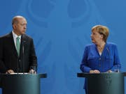 Der türkische Präsident Recep Tayyip Erdogan und die deutsche Kanzlerin Angela Merkel am Freitag vor den Medien in Berlin. (Bild: Keystone/AP Presidency Press Service/)