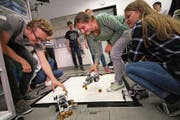 Schüler der Technikwoche beim Austesten der von ihnen programmierten Roboter. (Bilder: Marion Wannemacher (Stans, 27. September 2018))