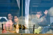 Die syrischen Kinder winken aus dem Bus, der sie vom Libanon in ihre Heimat zurück bringen soll, wo noch immer Bürgerkrieg herrscht. (Bild: Wael Hamzeh/Epa, 09 September 2018)
