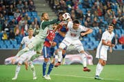 Basels Albian Ajeti wird gemeinsam von Luzerns Torhüter Mirko Salvi (links) und Stefan Knezevic am Torabschluss gehindert. Pascal Schürpf (rechts) nimmts mit Erleichterung zur Kenntnis. (Bild: Daniela Frutiger/Freshfocus (Basel, 26. September 2018))