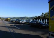 Drei Autos und ein Lieferwagen waren in den Auffahrunfall verwickelt. (Bild: Kapo)