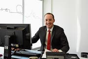 Mit seiner bodenständigen, offenen Art möchte der neue Geschäftsstellenleiter der UBS Wattwil, Silvan Räss, auf die Kundinnen und Kunden zugehen. (Bild: Urs M. Hemm)