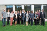 Die Medaillenempfänger (von links): Rolf Kathriner, Elisabeth Britschgi, Fränzi Röthlin-Halter, Heinz Röthlin-Halter, Regina Heiz, Silvia Burger, Conny Sigrist, Urs Christen, Annemarie Huber-Hotz, Präsidentin Schweizerisches Rotes Kreuz, Gaby Gabriel, Christine Wyss, Silvia Zimmermann, Martha Christen-Würsch, Marie Odermatt-Niederberger, Dagmar Baettig, Schweizerischer Samariterbund, und Roland Zeidler, Präsident Samariterverband Unterwalden. (Bild: pd)