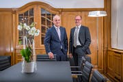 Franz Osterwalder (rechts), Leiter der Bank CIC in St.Gallen, und Christoph Bütikofer, Leiter der Region Deutschschweiz/Tessin des Geldinstituts. (Bild: Urs Bucher)