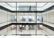 Blick in den Hauptsitz der Zuger Kantonalbank an der Bahnhofstrasse in Zug. (Bild: PD)