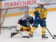 Dino Wieser lenkt ab und bezwingt EVZ-Goalie Tobias Stephan (Bild: KEYSTONE/URS FLUEELER)