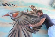 Das Haus am Neuweg 1a in Stans wird abgerissen. Es darf derzeit auch von Sprayern des Vereins P28 benutzt werden. Hier gibt Manuel Lucadamo seinem Werk den letzten Schliff. (Bild: Philipp Unterschütz, 27. September 2018))
