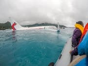 Nach der missglückten Landung schwamm das Flugzeug in einer Lagune. Die 47 Insassen wurden mit Booten an Land gebracht. (Bild: KEYSTONE/EPA US NAVY/US NAVY/LT. ZACH NIEZGODSKI HANDOUT)