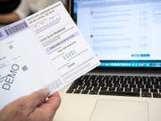 Während eines Jahres können im Ausland ansässige Waadtländer Stimmberechtigte per Mausklick über eidgenössische Vorlagen abstimmen. Der Bundesrat hat den E-Voting-Versuch bewilligt. (Bild: KEYSTONE/PETER SCHNEIDER)