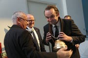 Mirko Lehmann, CEO der IST AG in Ebnat-Kappel, erhält eine Kuhglocke als Symbol für den Preis des besten Produktionsunternehmens in der Gruppe. (Bild: PD)