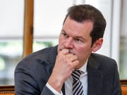 Der Genfer Staatsrat Pierre Maudet musste am Freitag der Staatsanwaltschaft Rede und Antwort stehen. Er steht wegen einer umstrittenen Reise nach Abu Dhabi 2015 unter dem Verdacht der Vorteilsnahme. (Bild: Keystone/SALVATORE DI NOLFI)