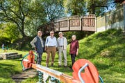 Die Chrampfergruppe Littau hat 1980 den Spielplatz Grenzhof gebaut. Zu sehen sind (von links) Benno Obermüller, Guerino Riva, Jules Christen und Marianne Christen. Bild: Roger Grütter, Luzern (25. September 2018)