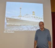 Eugen Fahrni zeigt ein Bild des Passagierschiffes "Ryndam". (Bild: Yvonne Aldrovandi-Schläpfer)