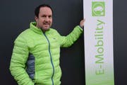 Gemeindepräsident Matthias Gehring glaubt an den Erfolg von Elektrofahrzeugen. (Bild: Georg Stelzner)