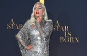 An der Premiere inszenierte sich Lady Gaga in einer spektakulären Robe. (Bild: Jordan Strauss/Invision/AP)