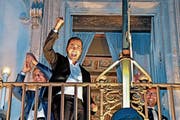 Vizepremier Luigi Di Maio (vorne) feiert in Rom die Verabschiedung des Finanzplans der Regierung. (Bild: A. Di Meo/AP; 27. September 2018)