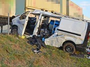 Der Lieferwagen nach seinem Flug von rund 40 Metern: Der Beifahrer wurde dabei schwer, der Fahrer mittelschwer verletzt. (Bild: Kantonspolizei Thurgau)