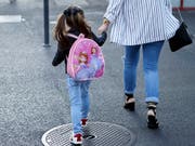 Nach der obligatorischen Einschulung des jüngsten Kindes soll auch der betreuende Elternteil wieder eine Erwerbsarbeit aufnehmen. (Bild: KEYSTONE/SALVATORE DI NOLFI)