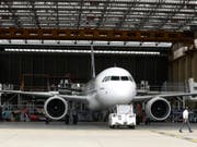 Mit den Flugzeugen der neuen Airbus-neo-Generation will die Swiss sparsamer und leiser fliegen. (Bild: KEYSTONE/EPA/CAROLINE BLUMBERG)