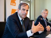 CVP-Präsident Gerhard Pfister (links) und Fraktionspräsident Filippo Lombardi wünschen sich als Nachfolgerin oder Nachfolger der abtretenden Bundesrätin Doris Leuthard eine geborene Führungsperson, welche ausgezeichnete Kommunikationsfähigkeiten und eine sehr grosse Konsensfähigkeit hat. (Bild: KEYSTONE/ANTHONY ANEX)