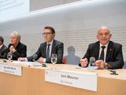 Bundesrat Ueli Maurer und Benedikt Würth, Präsident der Kantonsregierungskonferenz, ziehen an einem Strang: Die Reform des Finanzausgleichs scheint endlich breit abgestützt zu sein. (Bild: KEYSTONE/PETER SCHNEIDER)