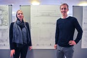Die Architekten Marcia und Mirko Akermann vor den Plänen ihres Siegerprojektes «Diaphane»; eine rundum verglaste Dreifachsporthalle aus Holz. Über deren Realisierung befinden die Sirnacher Stimmbürger kommendes Jahr an der Urne. (Bilder: Olaf Kühne)