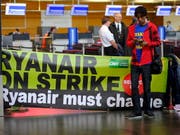 Die Ryanair-Piloten drohen dem irischen Billigflieger mit einem anhaltenden Arbeitskampf. (Bild: KEYSTONE/EPA/OLIVIER HOSLET)