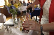Ein Zeremoniell für den Gast: Das Umfüllen der Flasche in einen edlen Glasbehälter schafft einen Mehrwert. (Bild: PD)