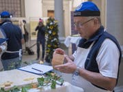 Ein Jury-Mitglied testet die Käse bei den Swiss Cheese Awards 2018 in Luzern. (Bild: Quelle: FROMARTE/MARCEL BIERI)