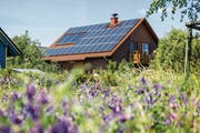 Im Sommer produzieren Fotovoltaikanlagen einen Stromüberschuss – bislang fehlen dafür die saisonalen Speicher. (Bild: Getty)