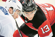 Muss sich bestätigen: Nico Hischier (rechts) von den New Jersey Devils. Bild: Julio Cortez/AP (Newark, 18. April 2018)
