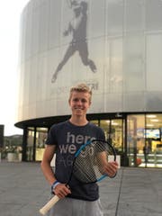 Verfolgt seinen Tennis-Traum: Jan Jauch vor der Rafa Nadal Academy in Manacor im Osten der Insel Mallorca (Bild: PD)