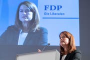 Parteipräsidentin Petra Gössi spricht an der Delegiertenversammlung der FDP in Pratteln am Samstag. (KEYSTONE/Georgios Kefalas, , 29. September 2018)