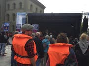 Mit Rettungswesten demonstrieren Teilnehmer an der Kundgebung «Move For Life» für die Seerettung von Flüchtlingen. (Bild: Theodora Peter/Keystone-SDA)