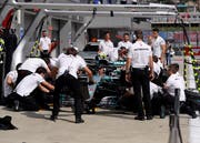 Valtteri Bottas an der Box (Bild: Sergei Grits / AP (Sotschi, 29. September 2018))
