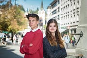 Timon Reich sagt, die Rente sollte stärker über die Mehrwertsteuer finanziert werden; Dina Waxenberger widerspricht: «Da zahlen alle gleich viel, unabhängig vom Lohn.» (Bild: Ralph Ribi (St.Gallen, 26. September 2018))