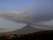 Allein am Freitag und Samstagvormittag hat der Vulkan Popocatépetl 183 mal Wasserdampf, Gas- und Aschewolken ausgestossen. (Bild vom 17. September) (Bild: KEYSTONE/EPA EFE/HILDA RIOS)