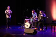 Das Trio mit Hans Hassler (rechts), J¨ürgen Kupke (Klarinette) und Julian Sartorius (Schlagzeug). (Bild: Jakob Ineichen (Zug, 29. September 2018))