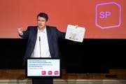 Christian Levrat, Parteipräsident SP, äessert sich zu Bundesrat Ignazio Cassis bei der ausserordentlichen Delegiertenversammlung der SP am Samstag in Olten. (KEYSTONE/Peter Klaunzer, 29. September 2018)