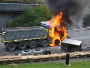In Ettingen BL ist ein Lastwagen in Flammen aufgegangen. Die Polizei geht von einer technischen Brandursache aus. (Bild: Polizei Basel-Landschaft)