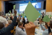 Klare Absage an die SVP-Selbstbestimmungsinitiative: Eine hochgereckte Stimmkarte an der Delegiertenversammlung der FDP in Pratteln BL. (Bild: KEYSTONE/GEORGIOS KEFALAS)