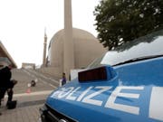 Sicherheitskontrollen und Absperrungen um die Zentralmoschee von Köln. Sie wird heute vom türkischen Präsidenten Recep Tayyip Erdogan formell eröffnet. (Bild: KEYSTONE/EPA/FRIEDEMANN VOGEL)
