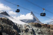 Die Gondeln mit Blick auf das Matterhorn. (Bild: Dominic Steinmann / Keystone (Zermatt, 29. September 2018))