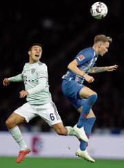 Bayerns Thiago (links) kämpft mit dem Berliner Ondrej Duda um den Ball. Am Ende behält Hertha in diesem Spiel die Oberhand. (Bild: Michael Sohn/AP (Berlin, 28. September 2018)