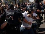 Die katalanische Polizei versuchte, die beiden Protestzüge von Polizisten aus ganz Spanien und von Unabhängigkeitsbefürwortern voneinander fernzuhalten. (Bild: KEYSTONE/AP/FELIPE DANA)